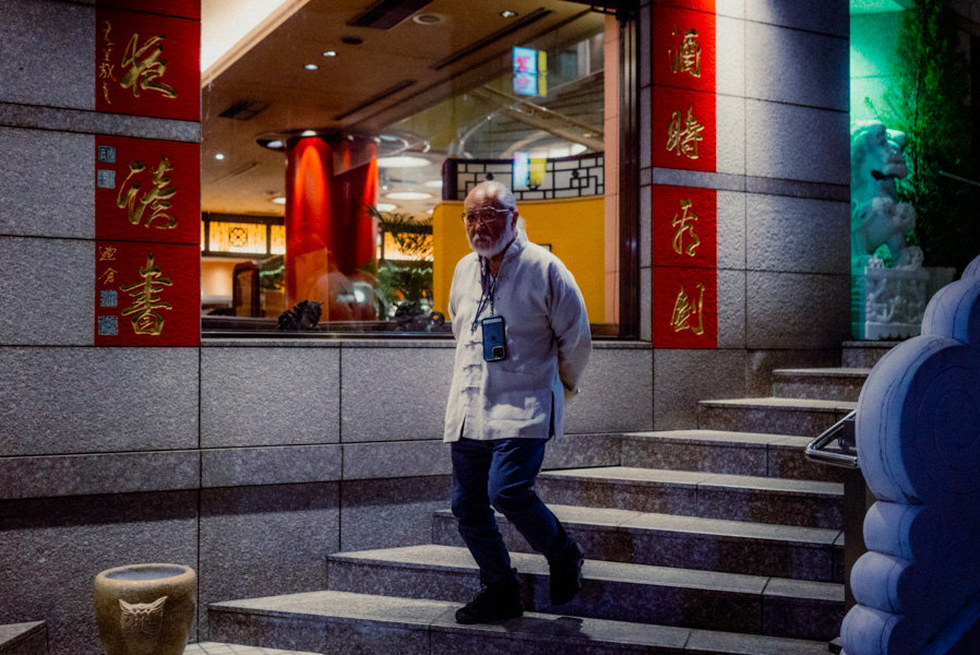 Porta luminosa, street photography a Yokohama